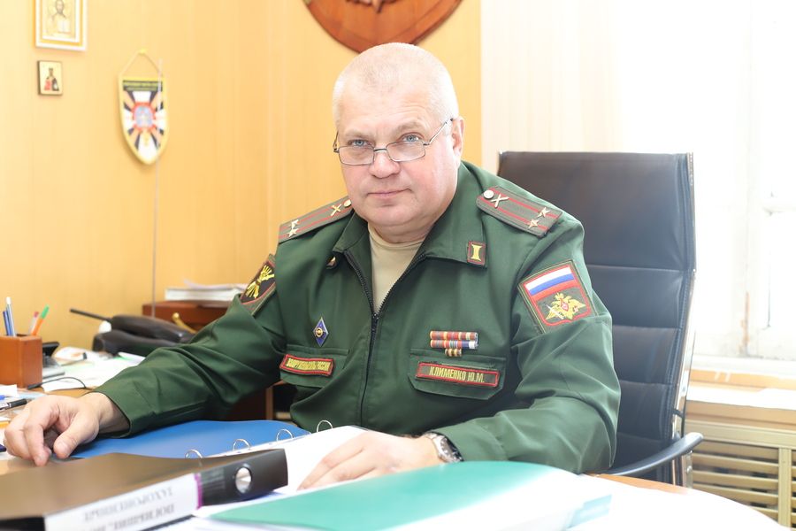 Управлять дроном