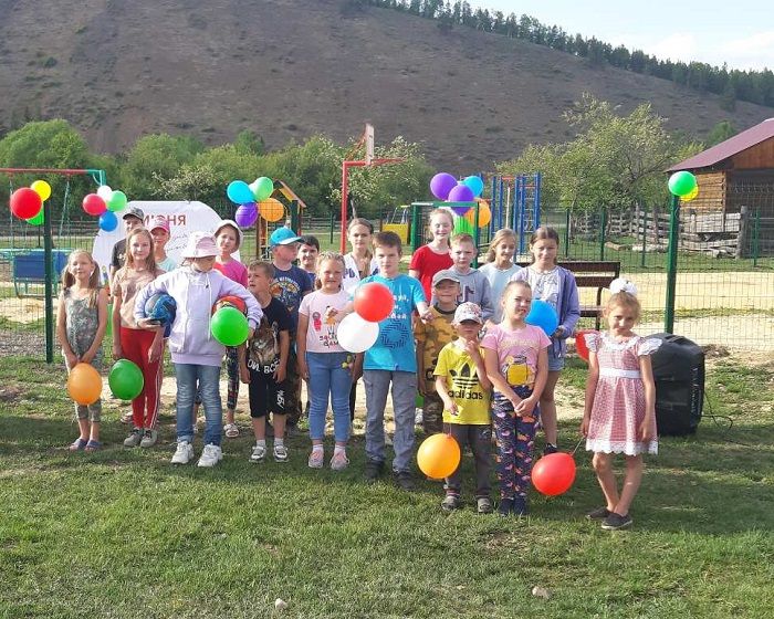 В Малом Голоустном установили новую детскую площадку