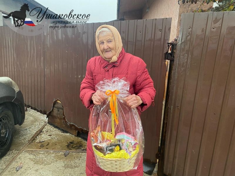 Сотрудники отдела по социальной политике и культуре администрации Пивоварихи поздравили долгожителей села