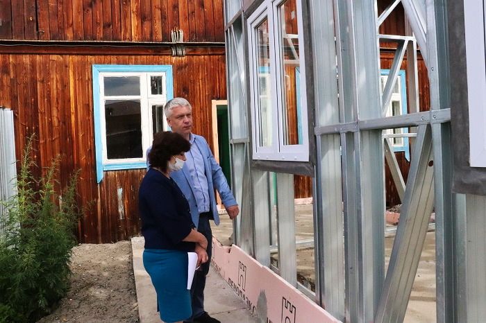 В школах Иркутского района проверили ход строительства модульных пищеблоков