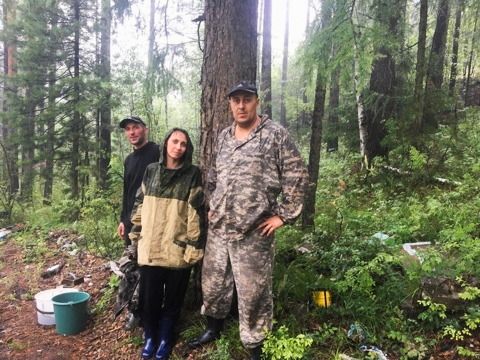 В Иркутском районе сотрудники полиции разыскали заблудившуюся в лесу семью ягодников.