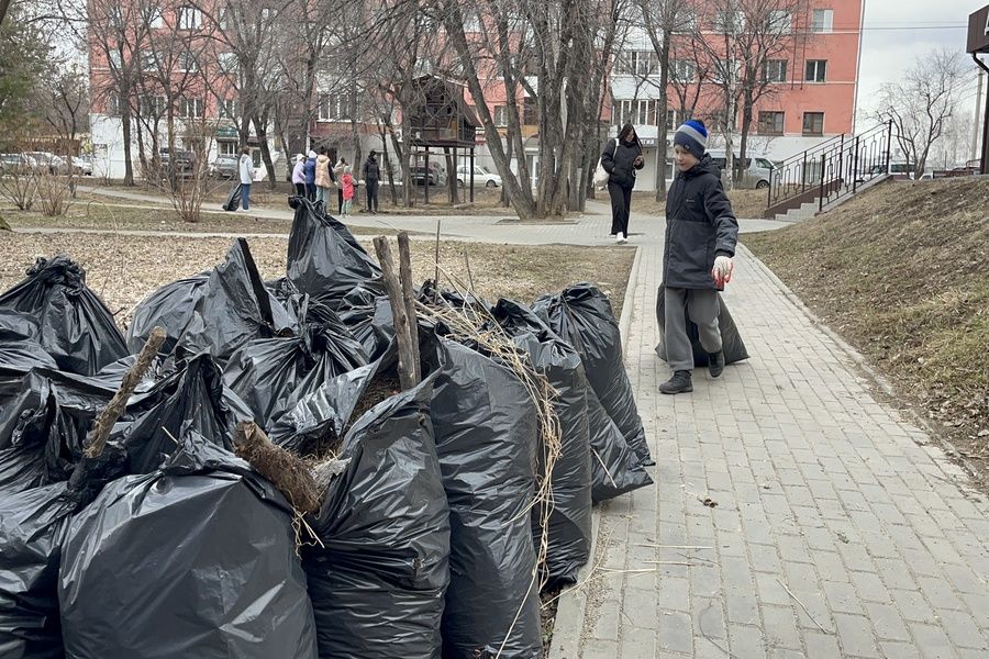 В посёлке Молодёжный состоялся общепоселковый субботник
