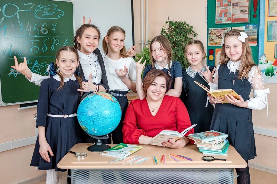 Леонид Фролов поздравляет педагогов с профессиональным праздником