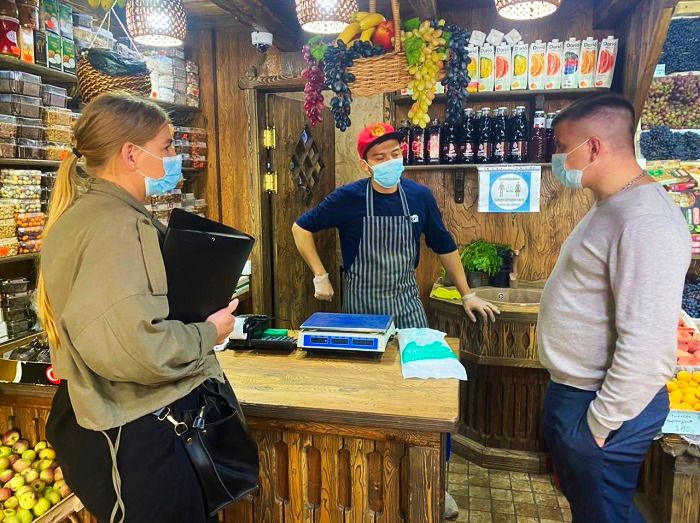 В Иркутском районе продолжаются рейды по соблюдению масочного режима на объектах торговли