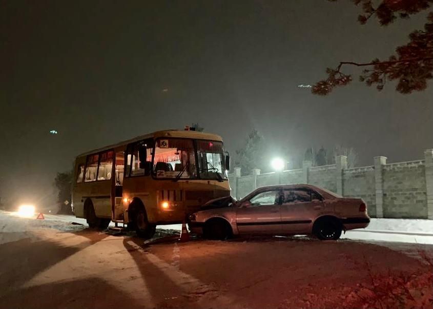 Школьный автобус столкнулся с иномаркой в посёлке Маркова