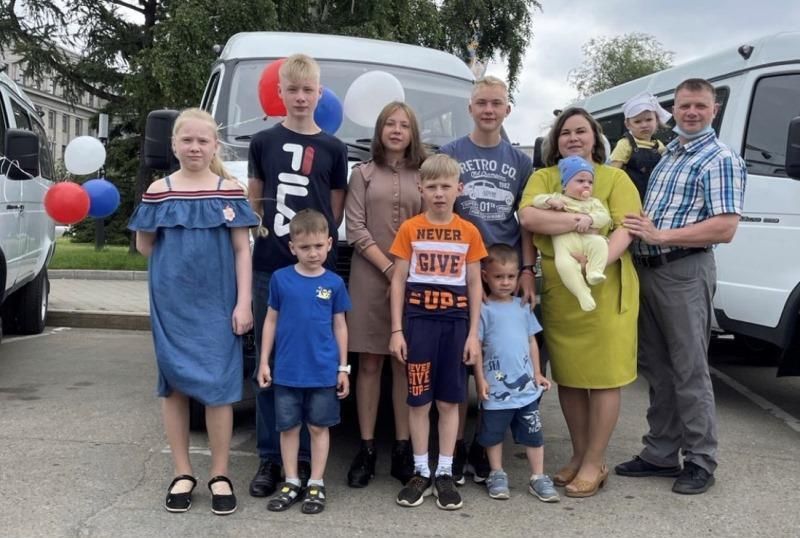 Семье Жуковых из Большой Речки подарили микроавтобус