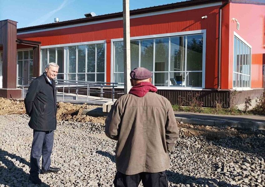 Министр спорта Приангарья проверил строительство спорткомплексов в Иркутском районе