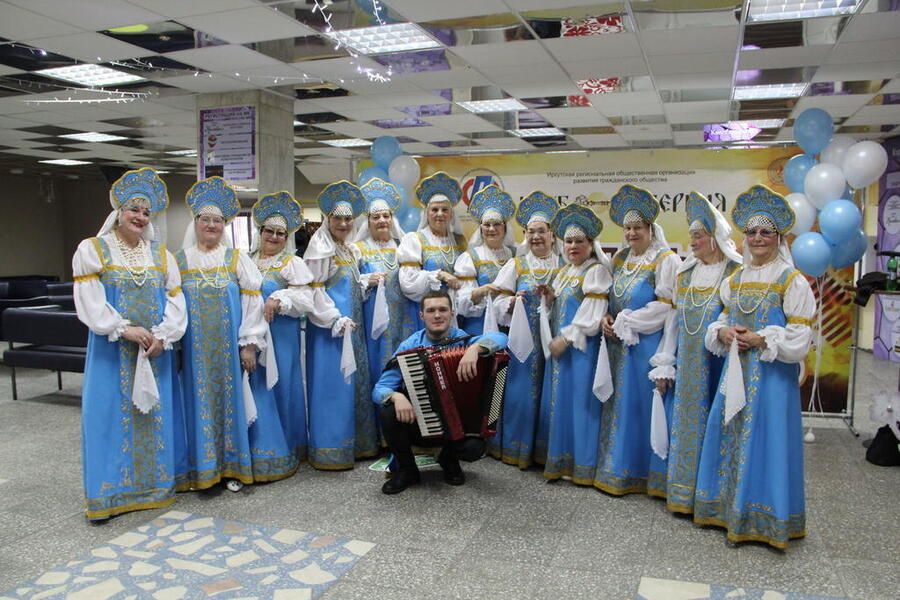 Пенсионеры всегда впереди