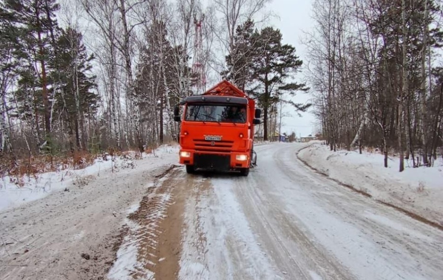 На подъездных путях к СНТ и ДНТ в Иркутском районе работает техника по расчистке дорог и посыпке противогололедным материалом