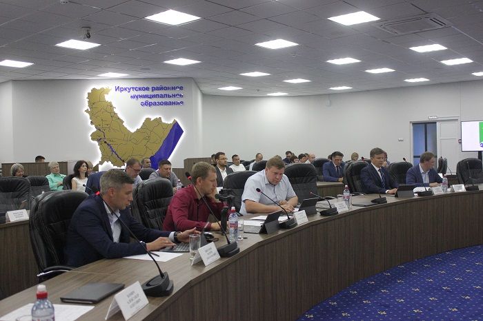 Дума утвердила присвоение почётного звания «За заслуги перед Иркутским районом» Николаю Шишпарёнку и Михаилу Кельману