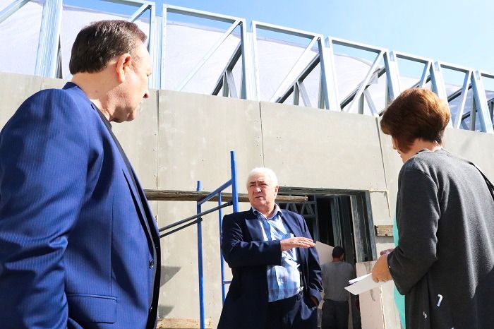 Мэр Иркутского района Леонид Фролов проверил ход капитального ремонта Усть-Балейской начальной школы