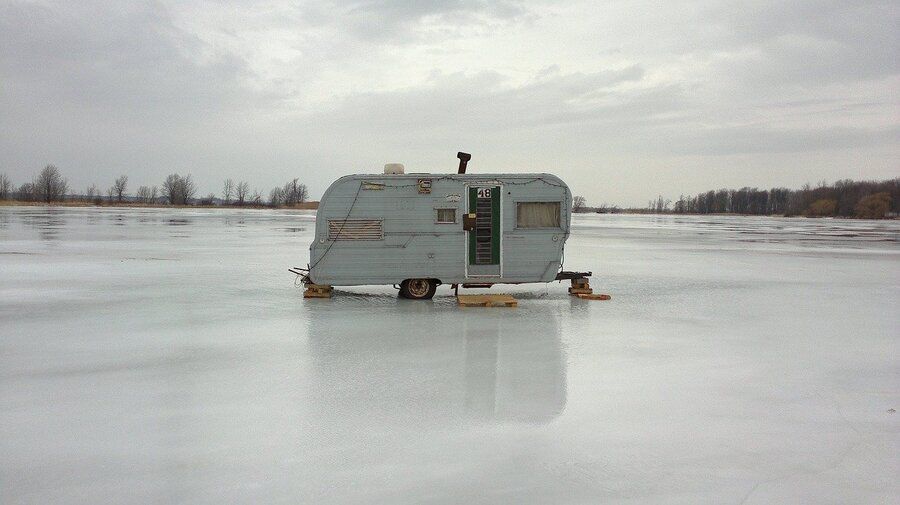Двое мужчин погибли во время подледной рыбалки на карьере в Хомутово