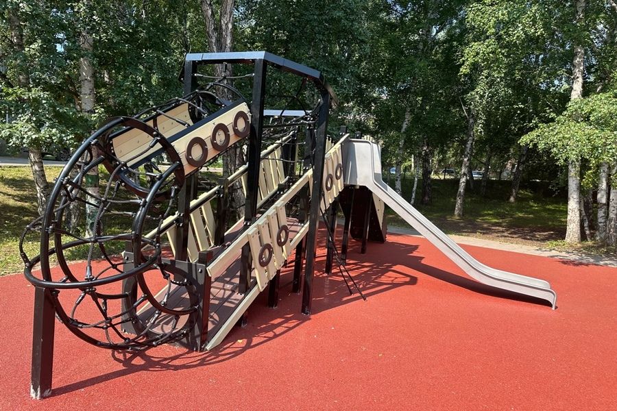 В поселке Молодежный завершено обустройство двух детских площадок
