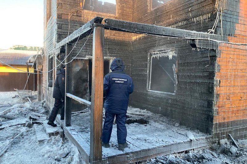 Эксперты испытательной пожарной лаборатории устанавливают причину пожара с гибелью двух детей в Грановщине