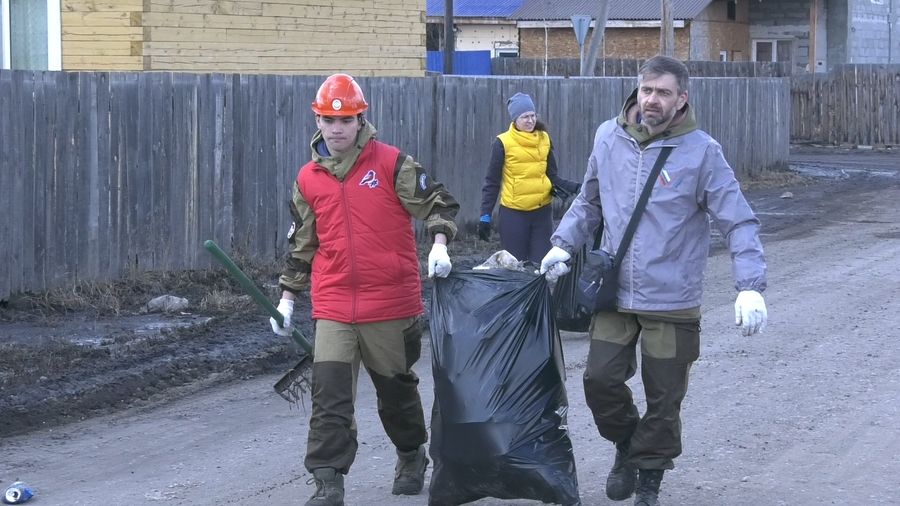 Более 20 тонн мусора убрано во время субботника в Хомутово