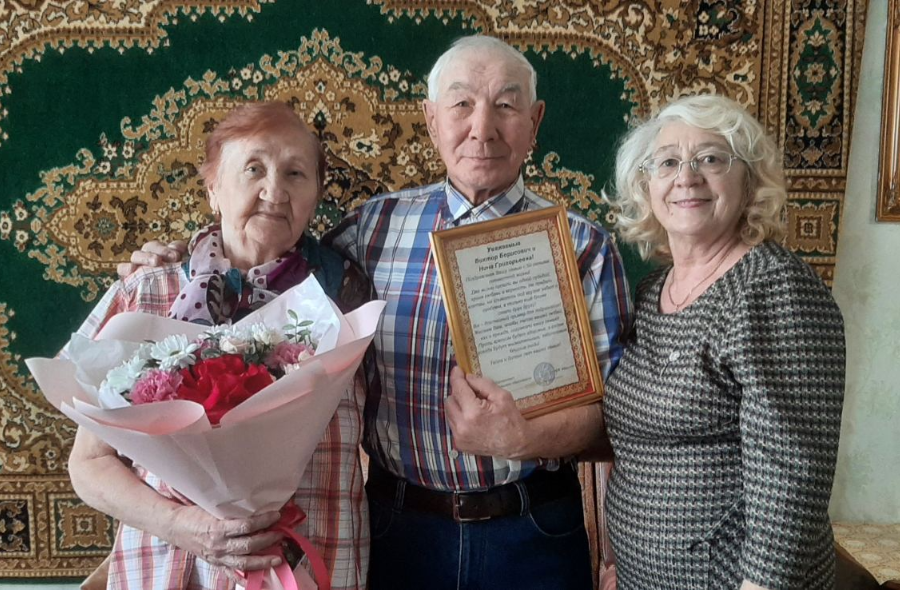 Глава Карлукского МО Александр Марусов поздравил с 90-летним юбилеем сразу нескольких жителей муниципалитета