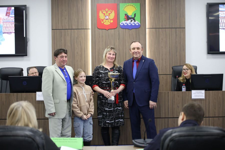 Денежный приз и кубок вручили победителю конкурса на лучшее новогоднее оформление предприятий торговли
