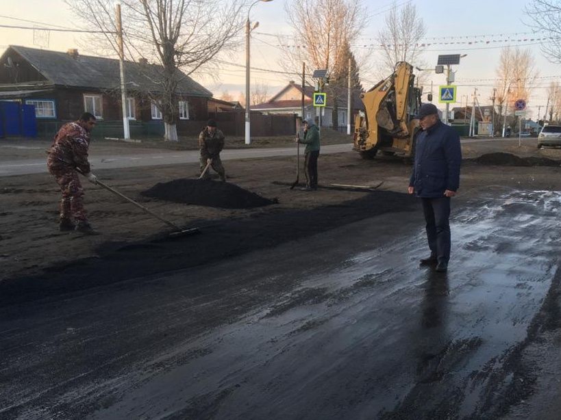 В Карлуке асфальтируют площадку