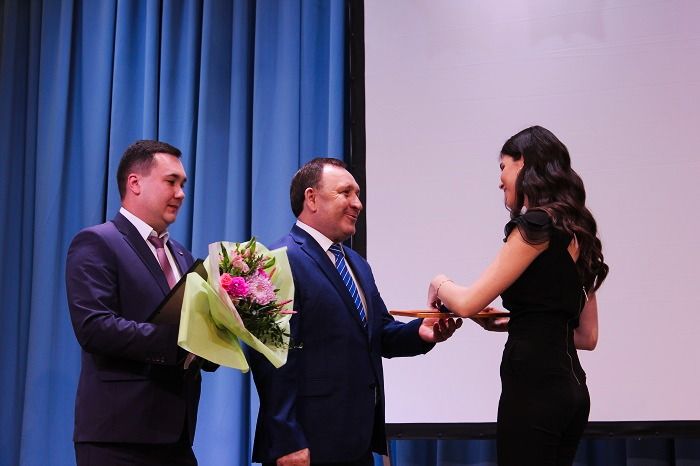 Мэр Иркутского района наградил золотыми медалями лучших выпускников школ