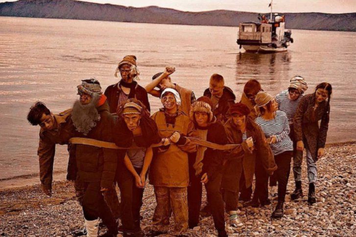 Школьники Листвянки оживили известную картину «Бурлаки на Волге»