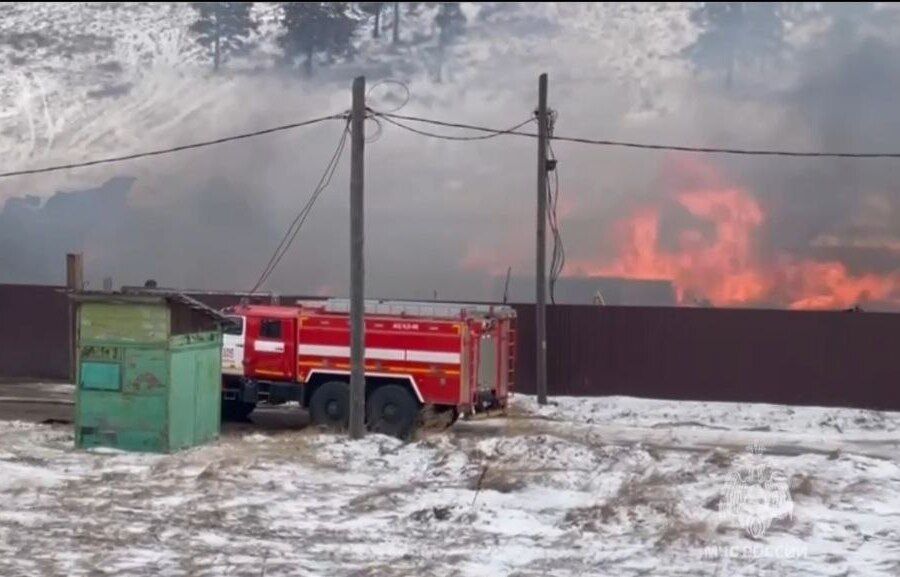 Пожарные и добровольцы ликвидируют пожар на складе пиломатериала в деревне Столбова