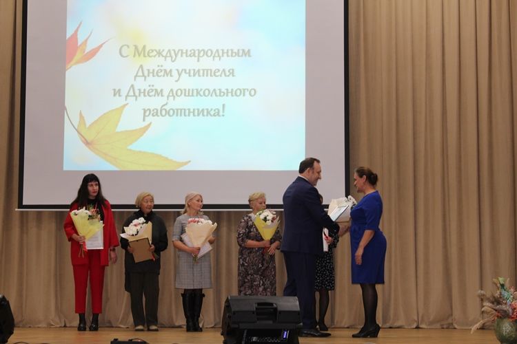 Мэр Леонид Фролов наградил работников образования Иркутского района в связи с профессиональным праздником