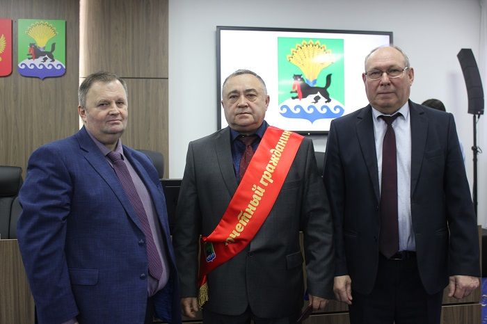 Депутату Думы Федору Яну вручены лента и нагрудный знак Почётного гражданина Иркутского района