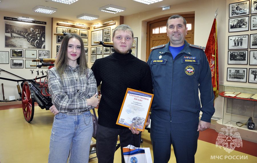 Житель села Хомутово Илья Калошин спас пожилую женщину из горящего дома