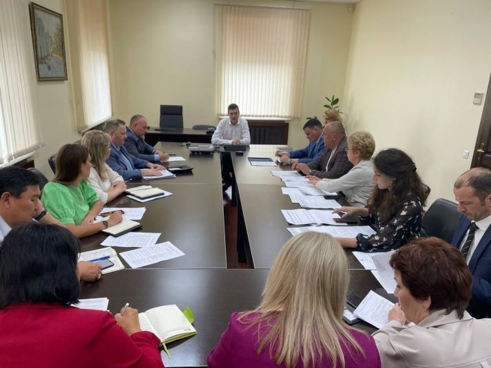 В течение месяца будет разработан план действий по решению вопроса нехватки мест в детских садах и школах Иркутского района