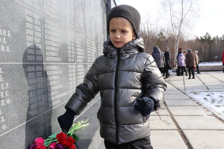 У мемориала с. Пивовариха почтили память жертв политических репрессий