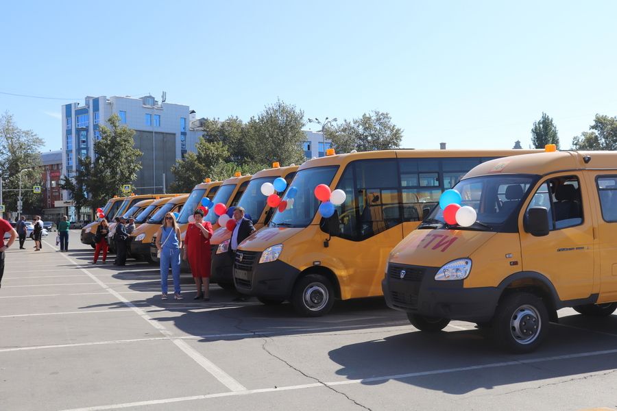 Новые автобусы получили семь школ Иркутского района по федеральной программе