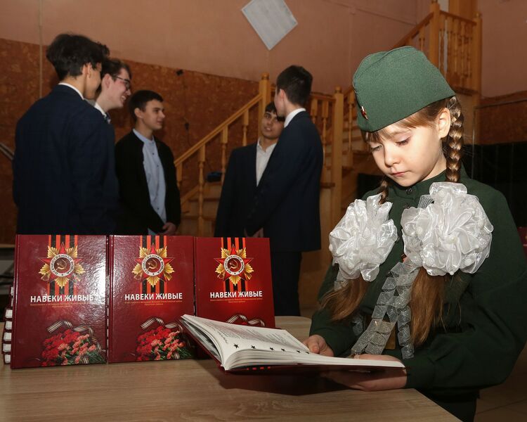 Вечен ваш подвиг в сердцах поколений