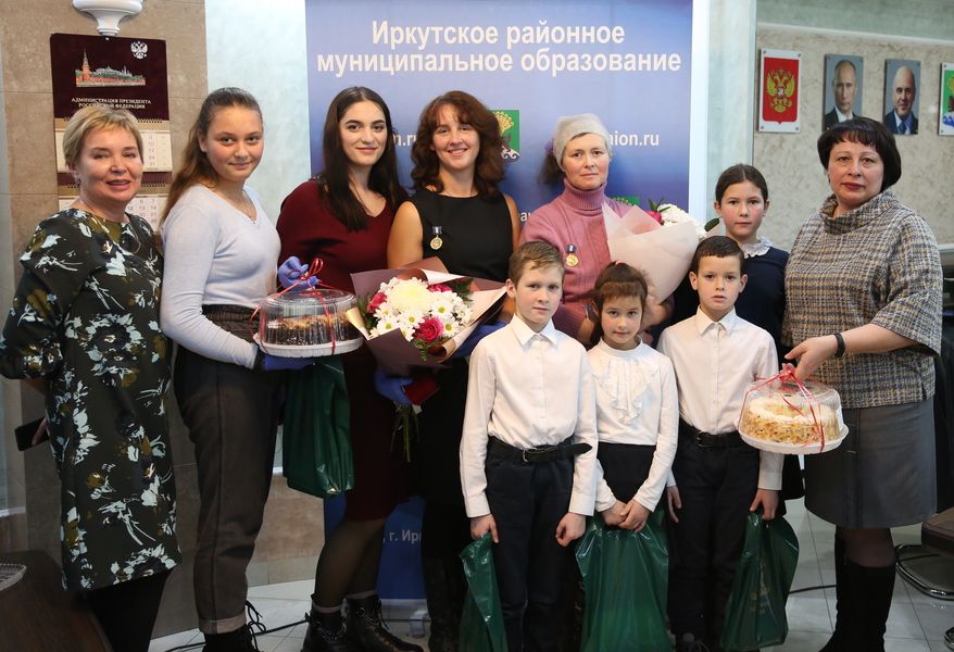 Почётный знак «Материнская слава» вручён двум жительницам Иркутского района