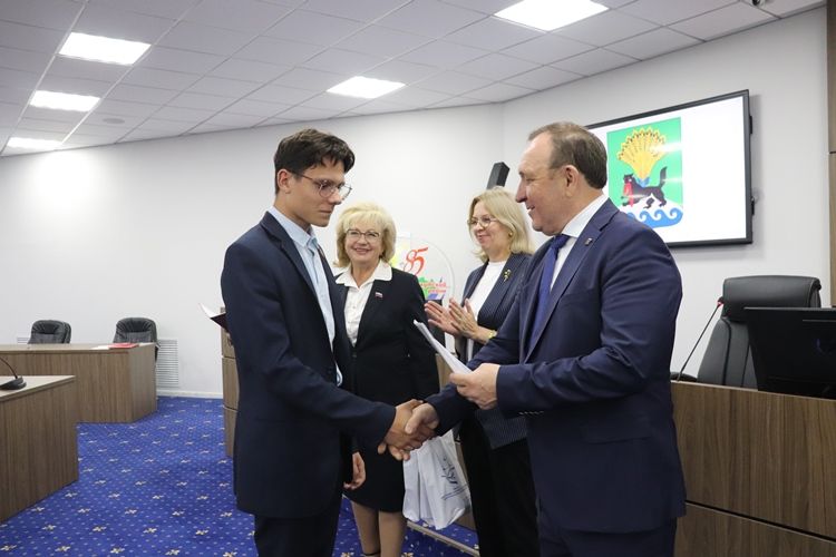 Мэр Леонид Фролов вручил студентам девять договоров на целевое обучение