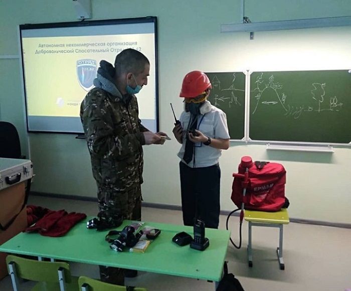 Добровольцы спасательного отряда «111.62» провели для кадетов Хомутовской школы №1 урок пожарной безопасности