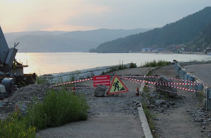 Ремонтно-восстановительные работы подпорной стенки автодороги в Листвянке проводятся без ограничения движения