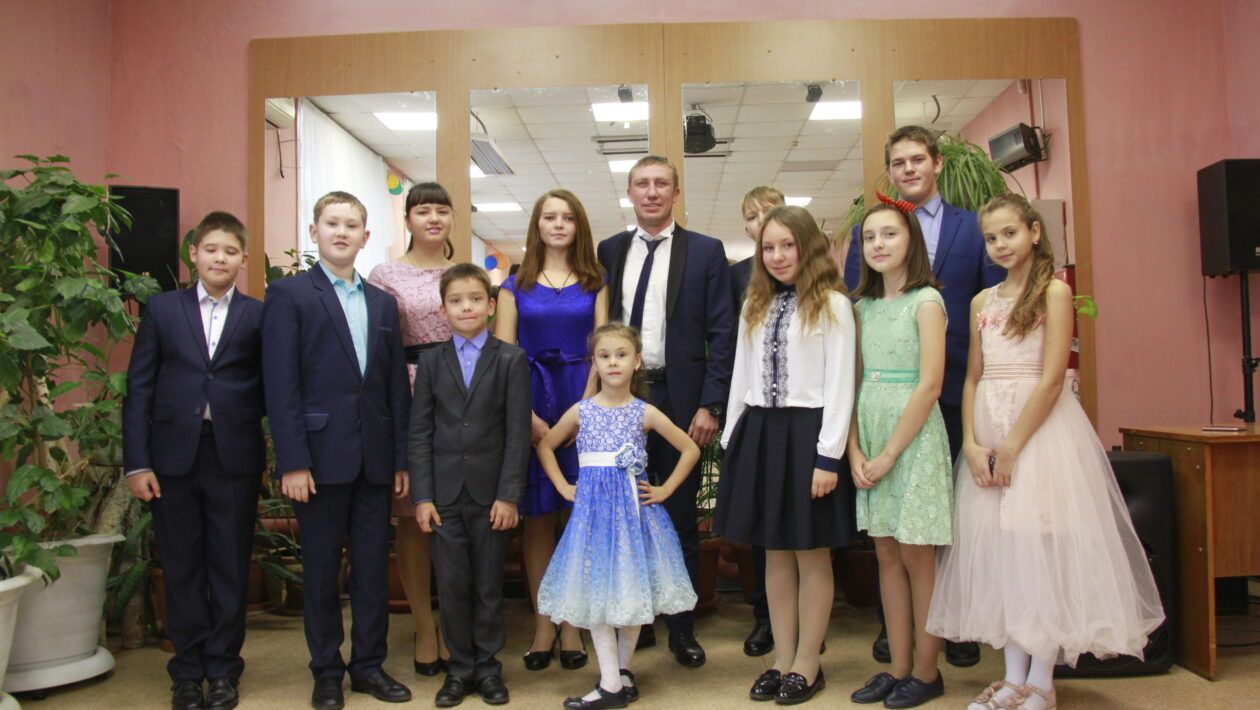 Артисты из Максимовщины провели концерт в Мамонах