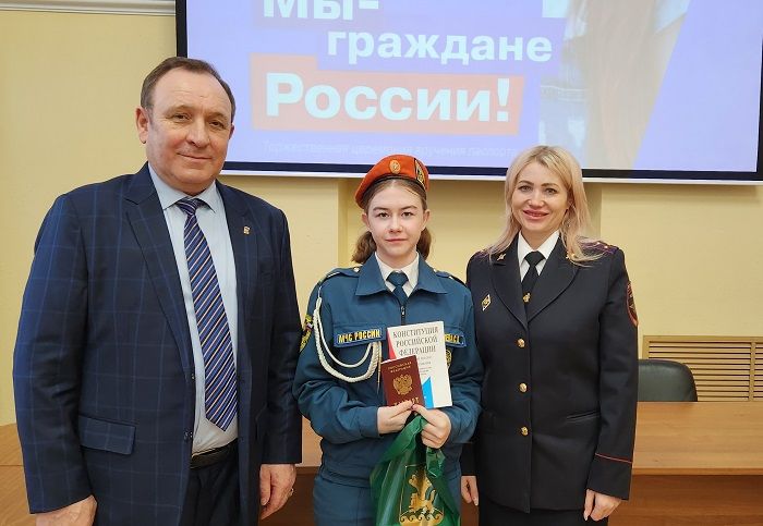 Молодым людям из Иркутского района торжественно вручили паспорта