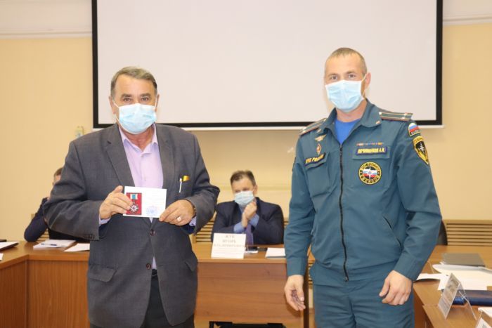 Награды МЧС России вручены 14 жителям Иркутского района за ликвидацию лесных пожаров