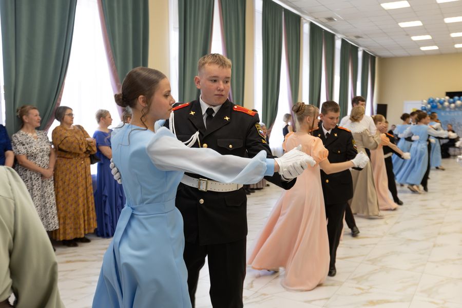 Под звуки вальса и польки