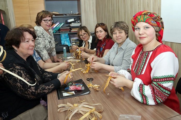 Выставка народных ремёсел «Сибирская береста» открылась в Хомутово
