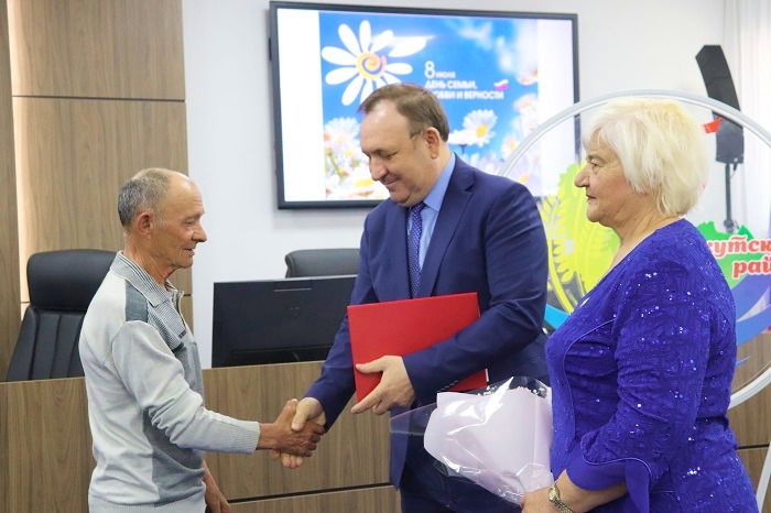 Леонид Фролов в День семьи, любви и верности поздравил семейные пары, прожившие в браке 50 и более лет
