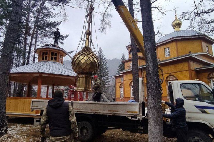 В золотом сиянии крест