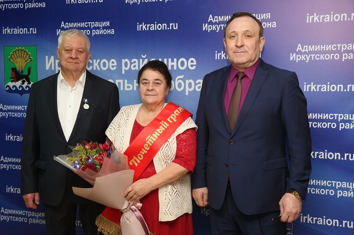 Двум жителям Иркутского района вручены награды на Думе Иркутского района