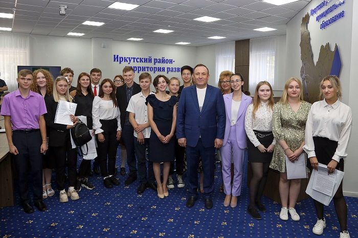 Леонид Фролов вручил выпускникам из Иркутского района договоры на целевое обучение